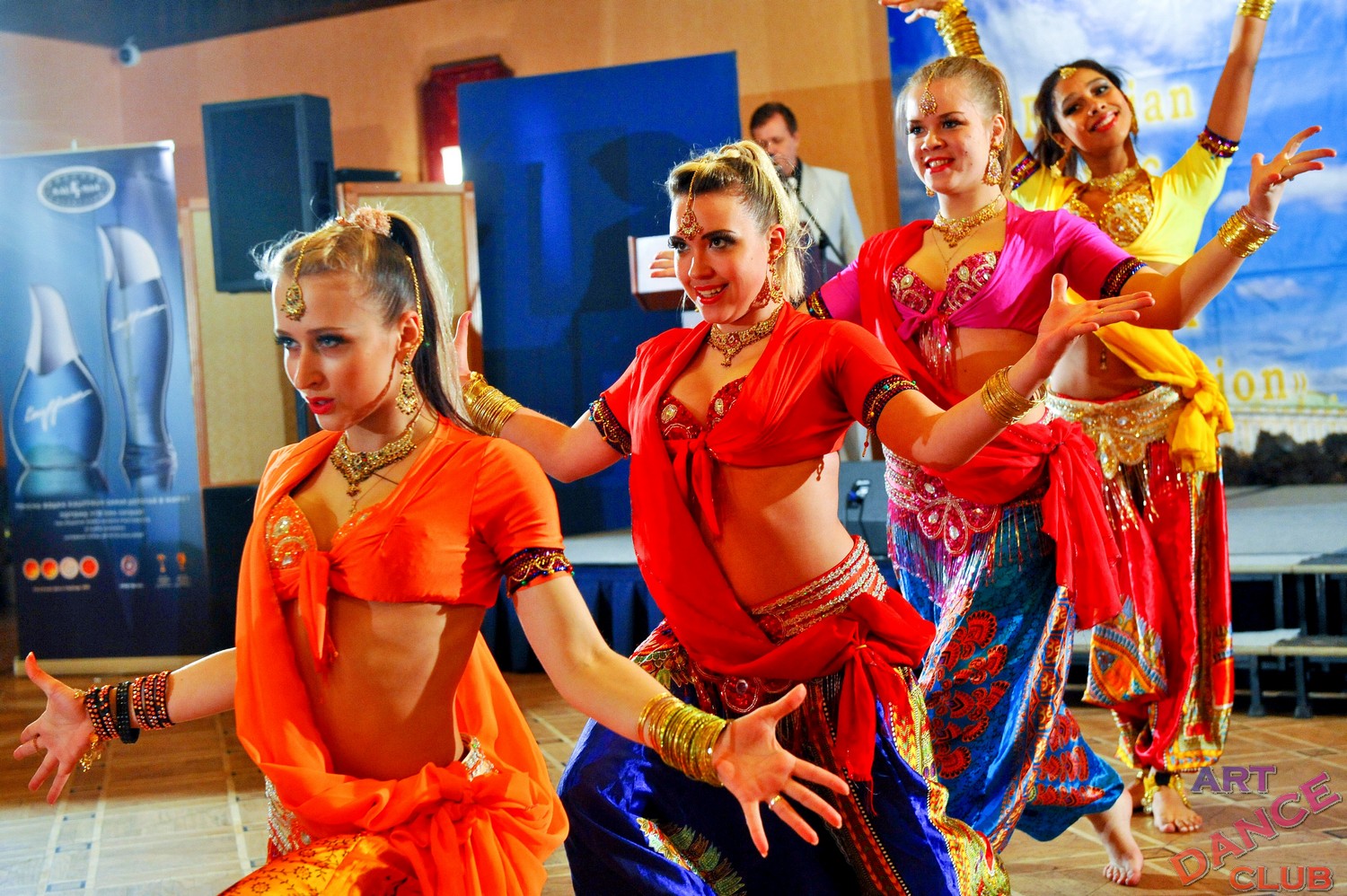 Индийская клубная. Индийский костюм Болливуд дэнс. Индийские шоу с танцами. Клубы в Индии. Клуб танцы Москва.